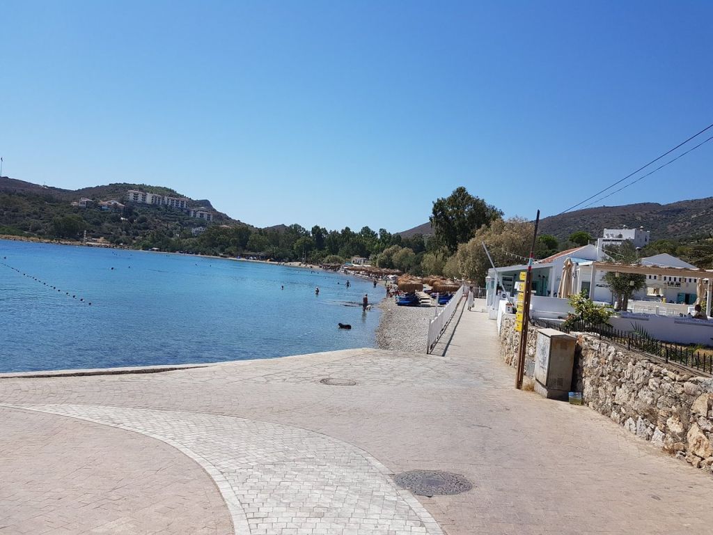 Muğla’nın doğal güzellikleri arasında yer alan Taşlık Plajı, berrak denizi