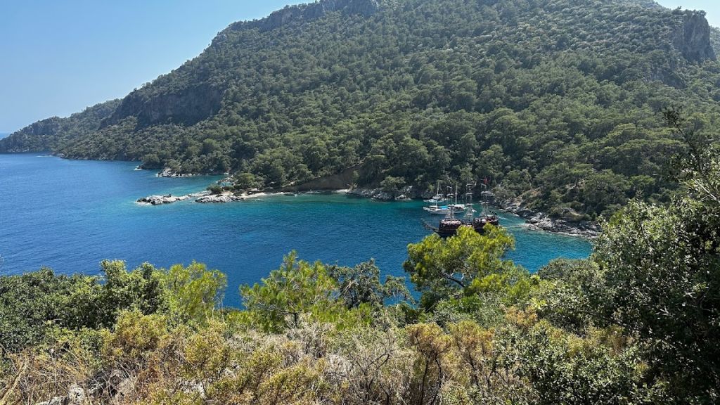 Muğla’nın saklı cennetlerinden biri olan Darboğaz Koyu, berrak suları ve