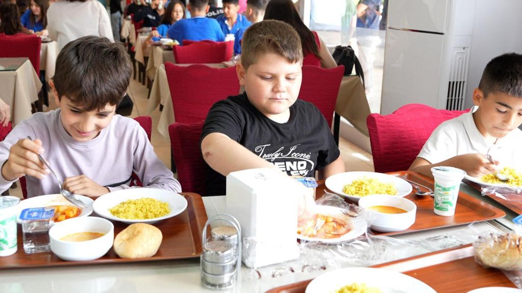 Burhaniye’ de Öğrencilere Ücretsiz Yemek! 3 2 - Marmara Bölge Gazetesi