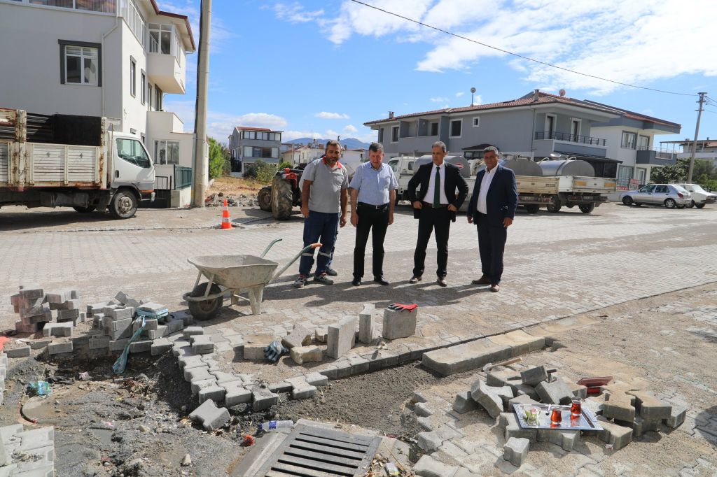 Burhaniye Belediyesi, Hacıahmet Mahallesi Pazarbaşı Caddesi’nde yol sökümünü tamamlayarak parke
