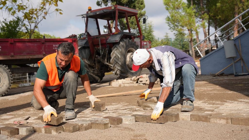 Sındırgı Belediyesi ekipleri, ilçenin farklı bölgelerinde bakım, onarım ve temizlik