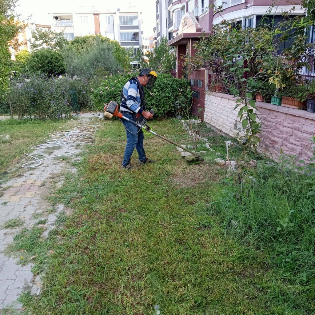 Edremit Belediyesi, park ve yeşil alanlarda rutin peyzaj bakım çalışmalarını