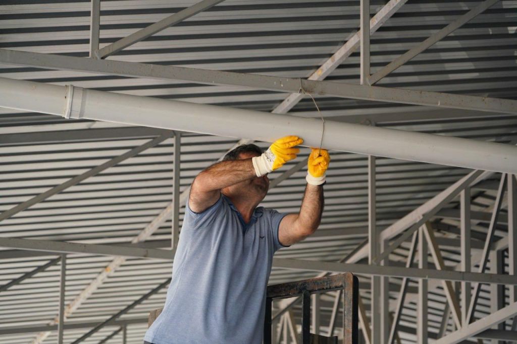 Edremit Belediyesi, Cumhuriyet Mahallesi Pazartesi Pazaryeri’nde çatıdan kaynaklı sorunları çözmek