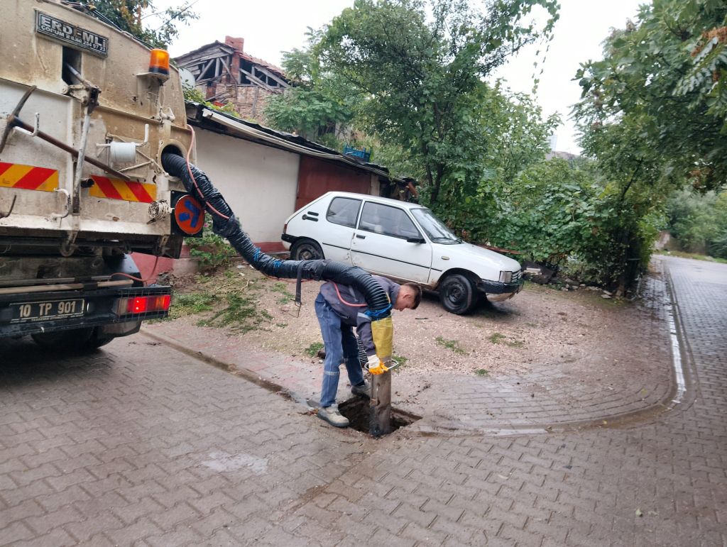Gönen’de Su Baskını Riski Gönen Belediyesi, ilçe genelinde etkili olan yağmur nedeniyle Fen İşleri