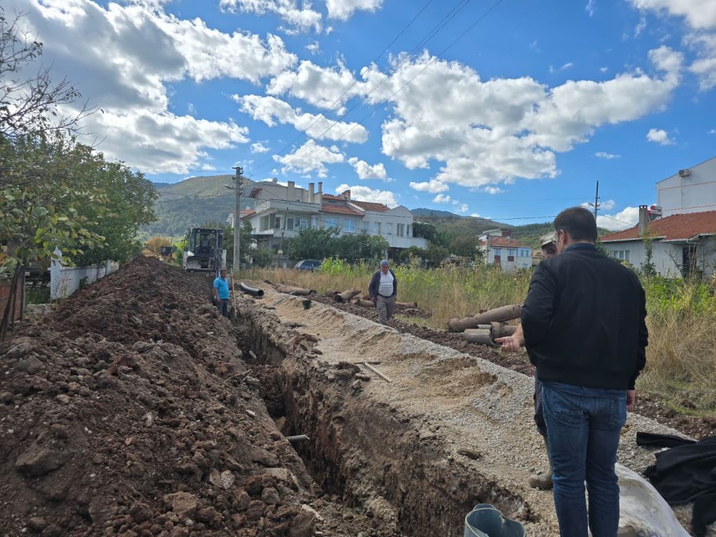 Sındırgı Belediye Başkanı Serkan Sak, sahada devam eden projeleri yerinde