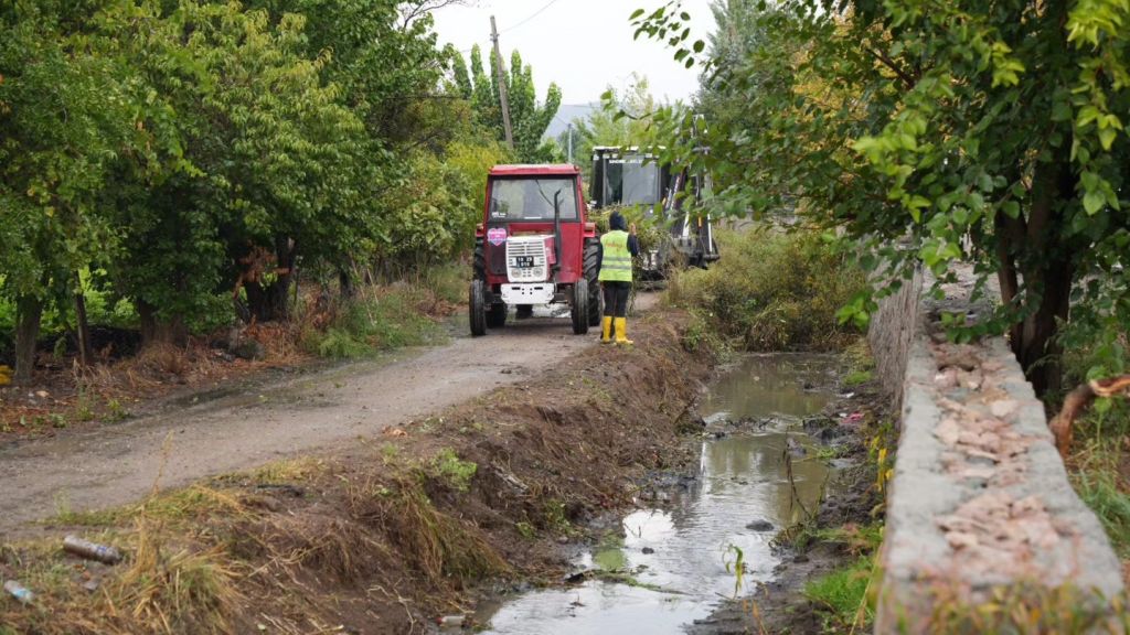 Sındırgı’da etkili olan yağışlara rağmen belediye ekipleri sahada çalışmalarına aralıksız