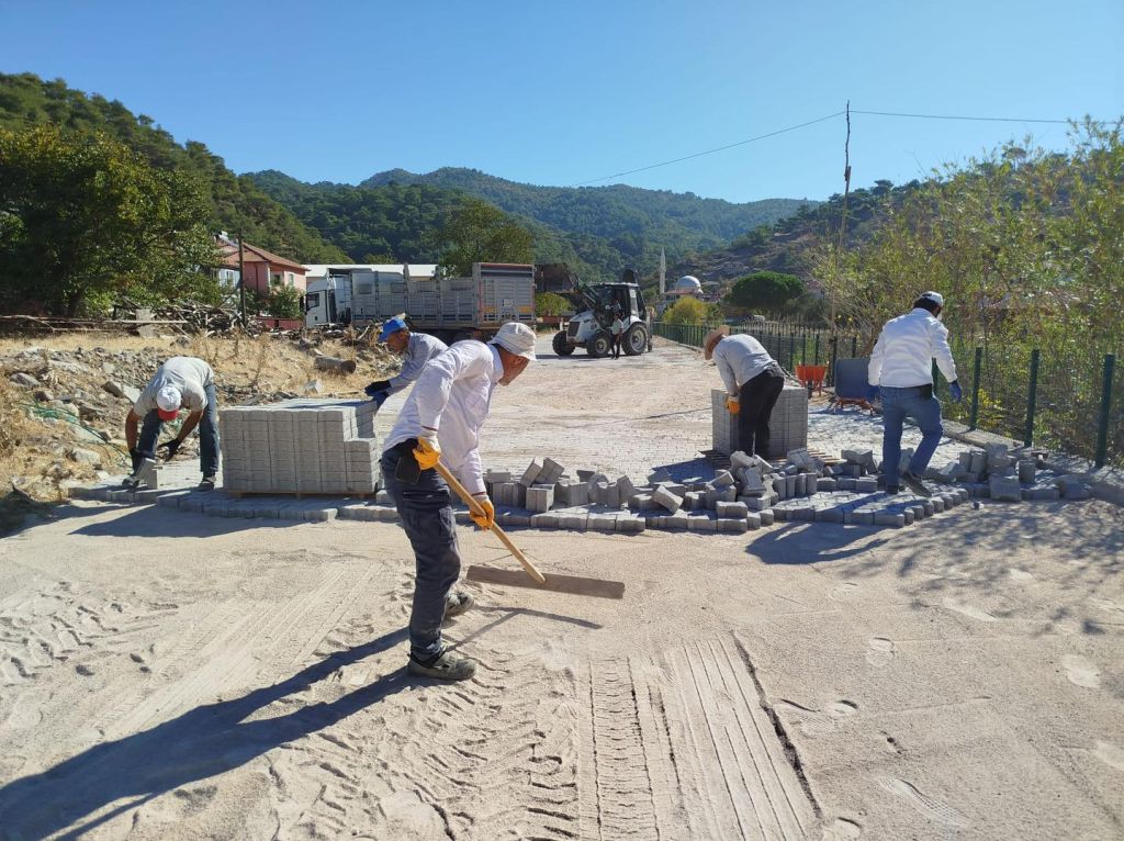 Burhaniye Belediyesi, kırsal mahallelerde parke taş seferberliği başlattı. Karadere, Kurucaoluk,