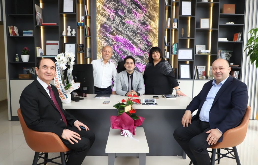 Gönen Belediye Başkanı İbrahim Palaz, İlçe Kaymakamı Ahmet Altıntaş, protokol