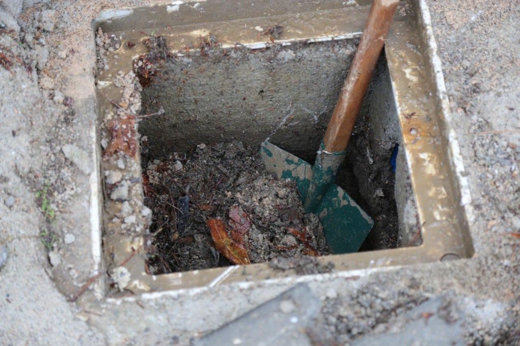 Edremit Belediyesi ekipleri, Başkan Mehmet Ertaş’ın talimatıyla tıkanan mazgalları temizleyerek