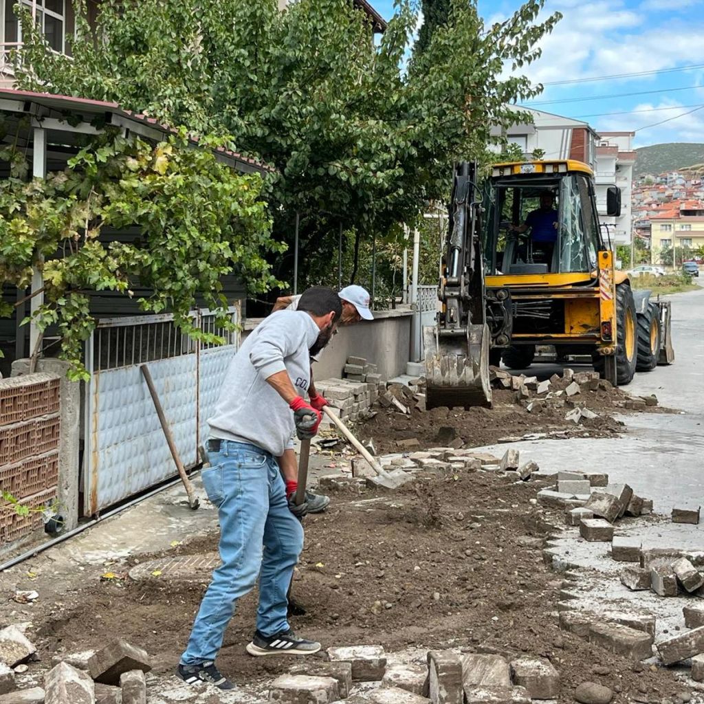 Bigadiç Belediyesi, ilçedeki yol çalışmalarını aralıksız sürdürüyor. Başkan Mustafa Göksel,