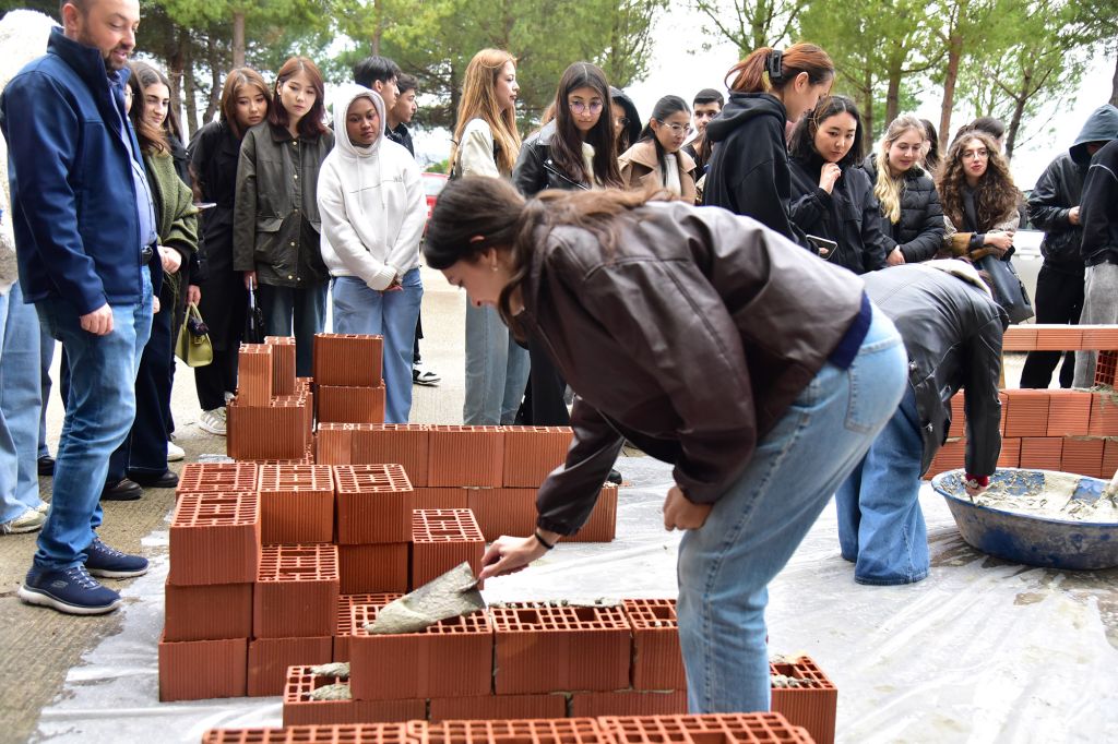 Balıkesir Üniversitesi Mimarlık Fakültesi, “Geleceğin Mimarları Sektörle Buluşuyor” etkinliğiyle öğrencileri