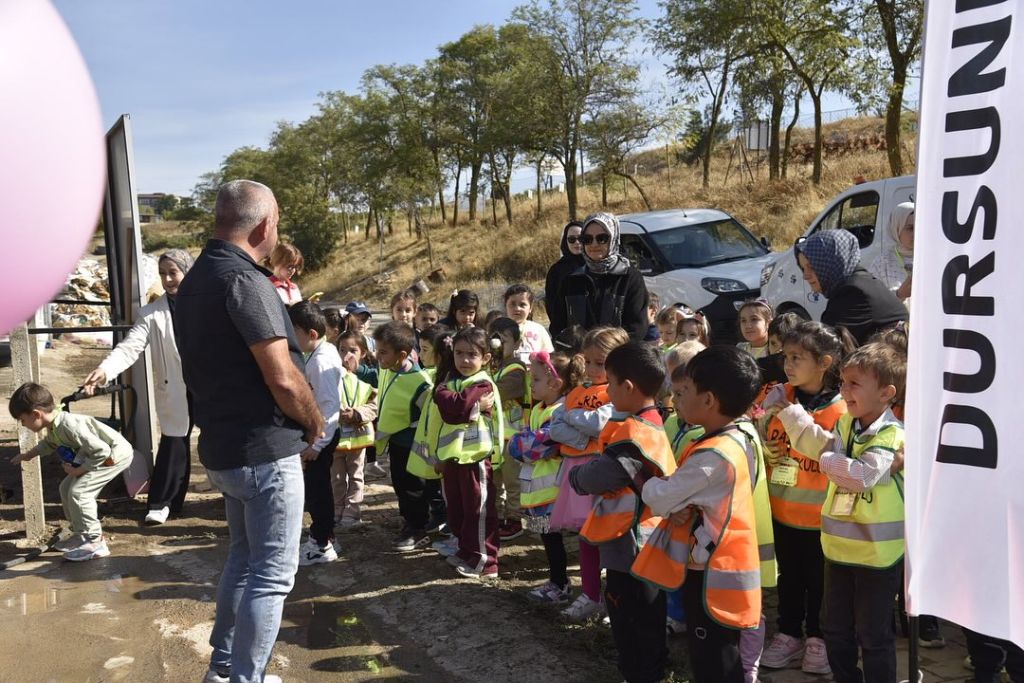 Dursunbey’de Minik Kalpler Hayvanlarla Buluştu! 559288130 18489370816079512 6901028404489063862 n - Marmara Bölge Gazetesi