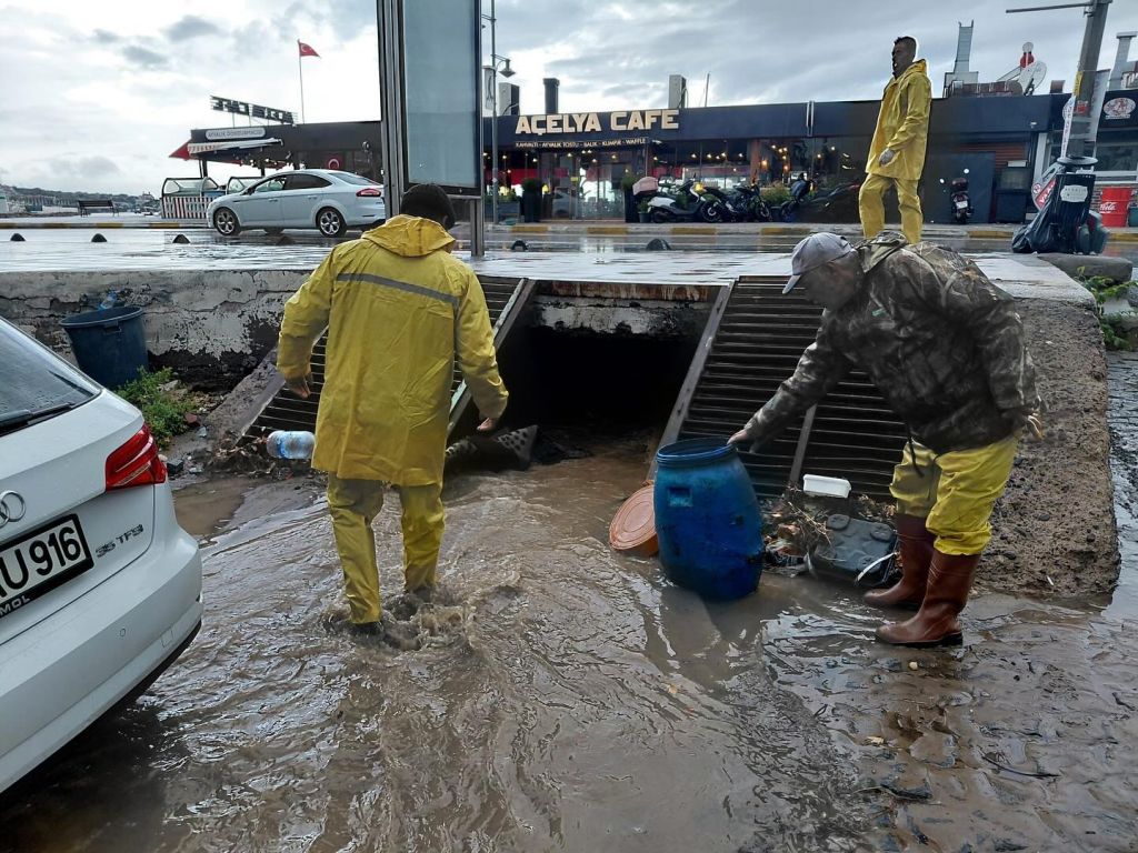 Ayvalık Belediyesi ekipleri, sabahın erken saatlerinden itibaren sahaya çıkarak yağmur