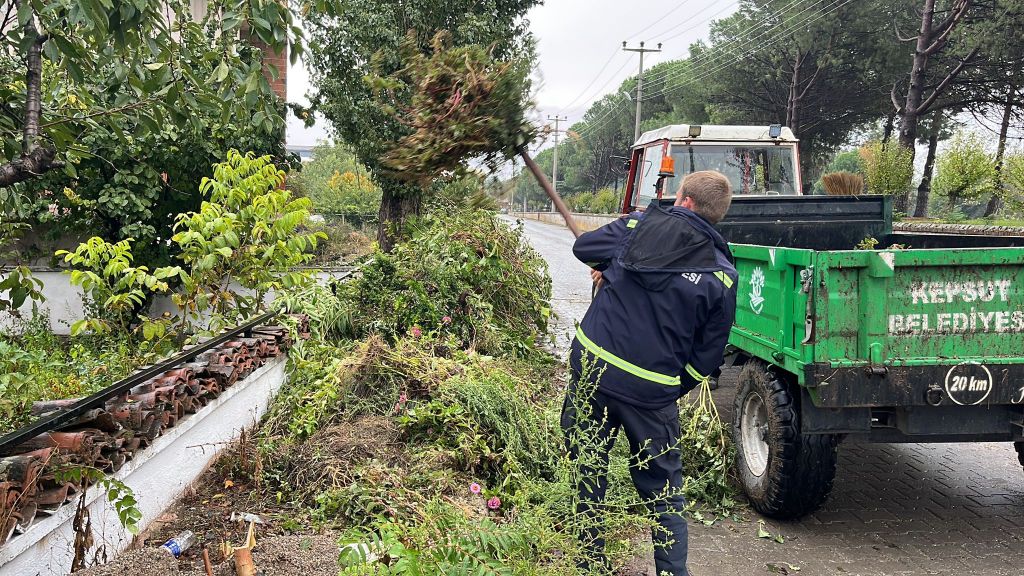 Kepsut’ta Tüm Ekipler Sahada! 559392061 1127555819577414 4538143666351972312 n - Marmara Bölge Gazetesi
