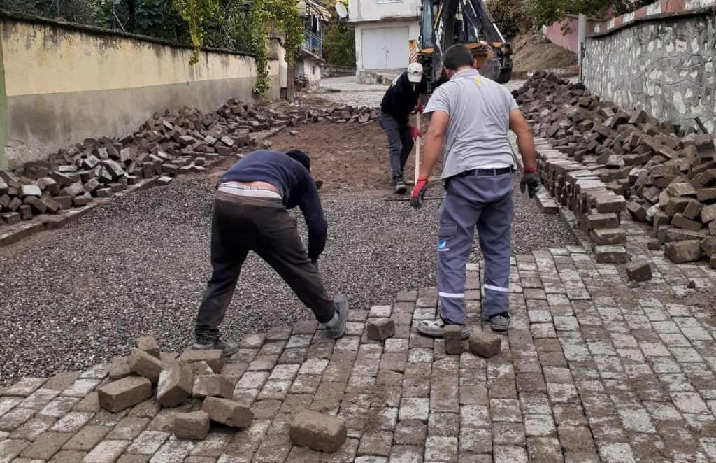 Bigadiç Belediye Başkanı Mustafa Göksel, ilçedeki yol yapım ve düzenleme