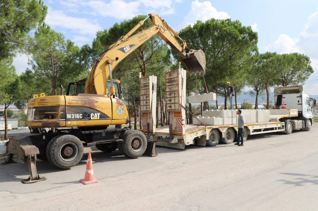 Gönen Belediye Başkanı İbrahim Palaz, Gündoğdu Mahallesi’nde inşası süren yeni