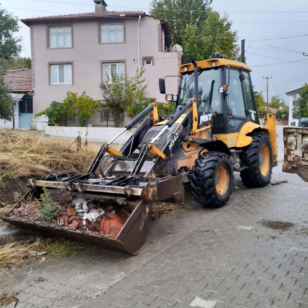 Bigadiç Belediyesi ekipleri, ilçenin dört bir yanında temizlik çalışmalarını aralıksız