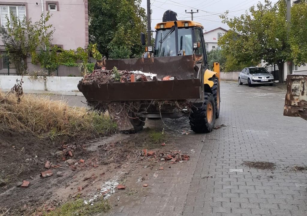 Bigadiç Belediyesi ekipleri, ilçe genelinde temizlik çalışmalarını aralıksız sürdürüyor. Belediye