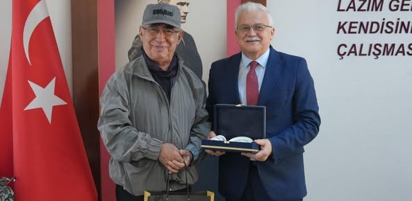 Türk sinemasının unutulmaz ismi Şener Şen, Burhaniye Belediyesi’ni ziyaret etti.