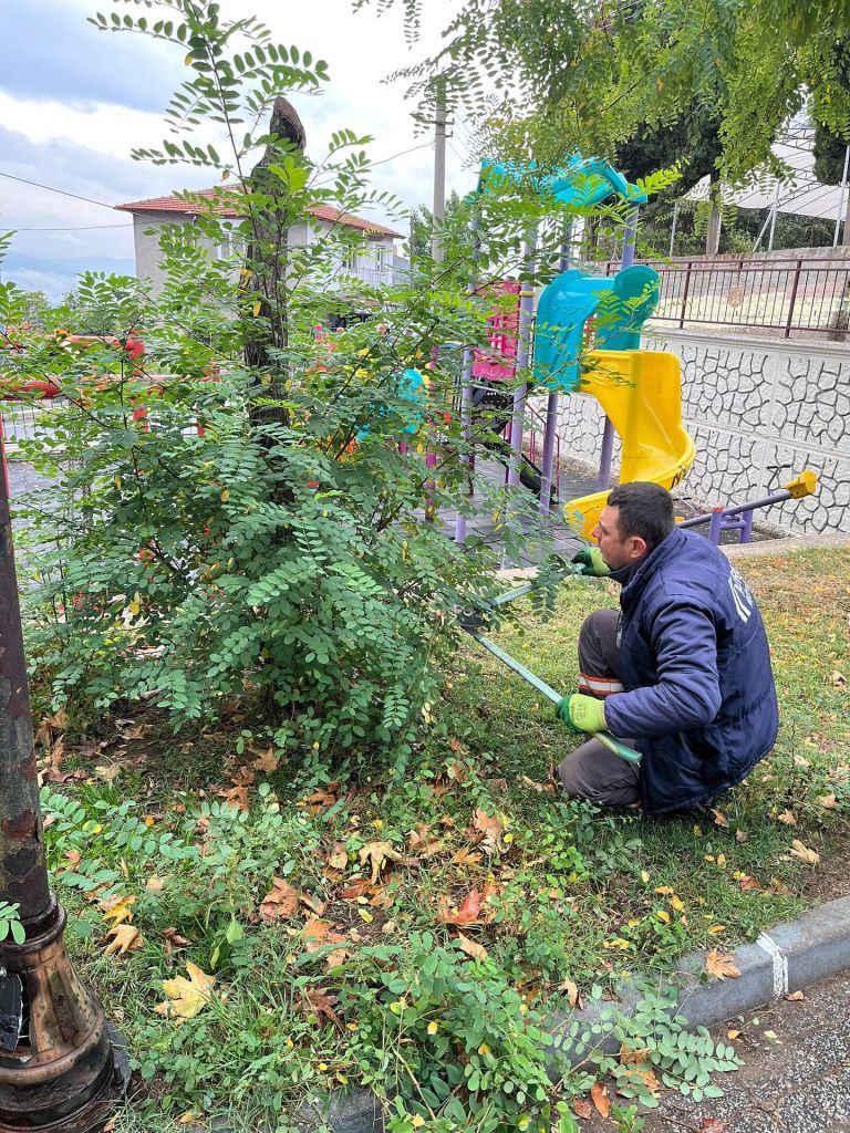 Dursunbey Belediyesi, park ve bahçelerde yürüttüğü temizlik çalışmalarıyla çocuklara daha