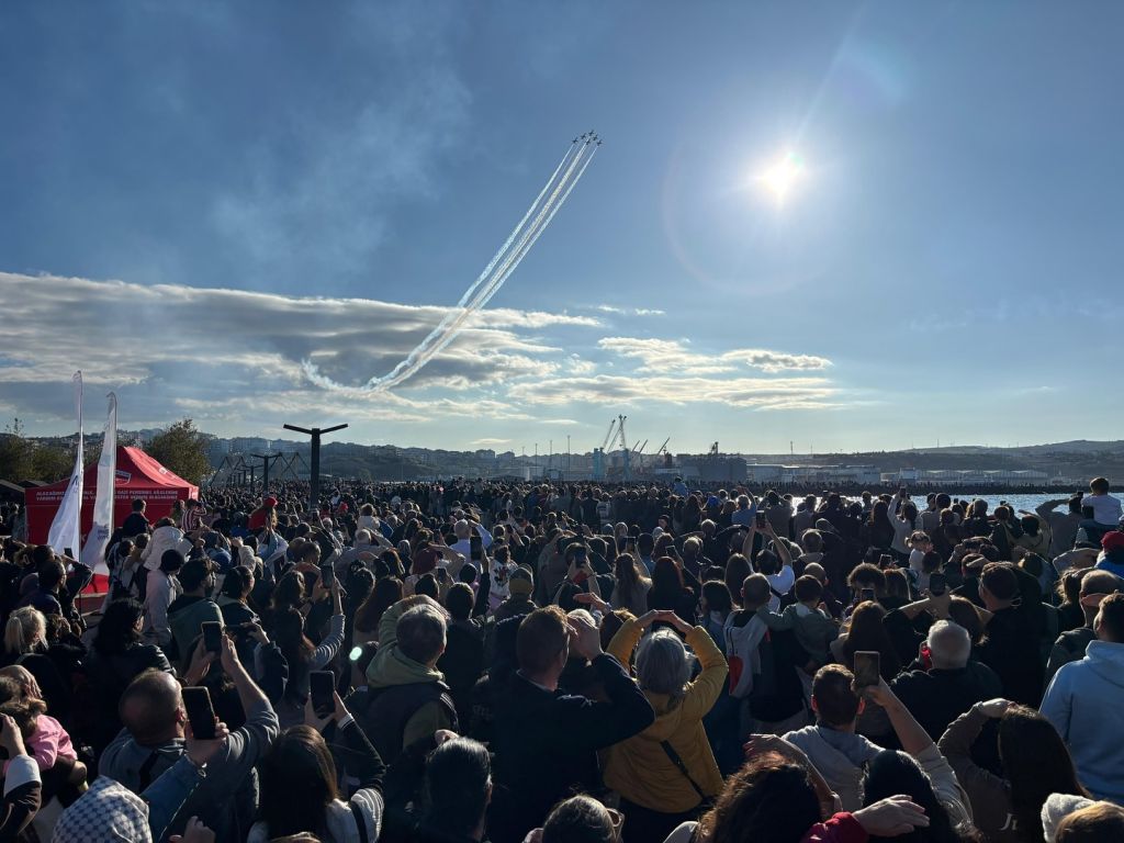 Türk Silahlı Kuvvetleri’nin gururu Türk Yıldızları, Bandırma semalarında muhteşem bir