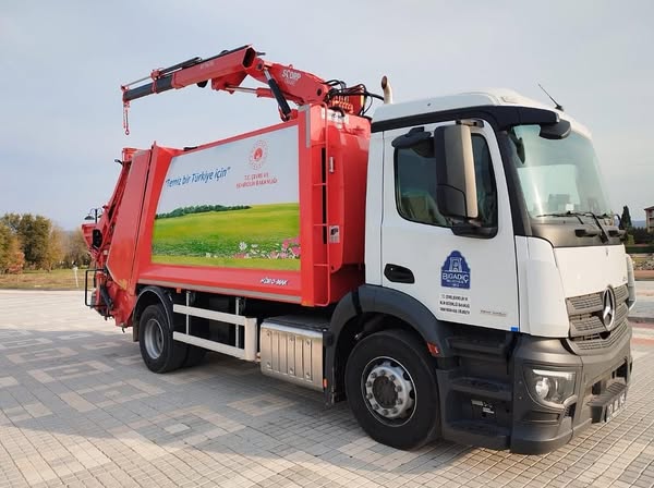 Bigadiç’te temizlik hizmetlerinde kalite artıyor. Belediye Başkanı Mustafa Göksel, çevreye