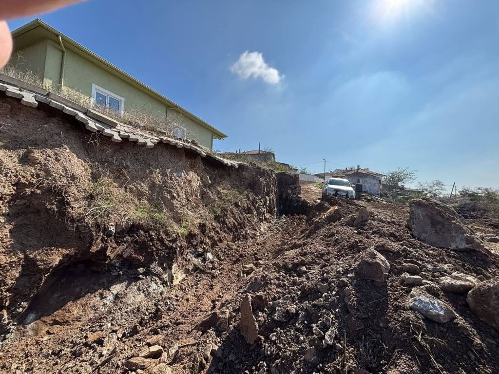 Kepsut Belediyesi, Armutlu Mahallesi’nde yer alan Cem Evi’nde taş duvar