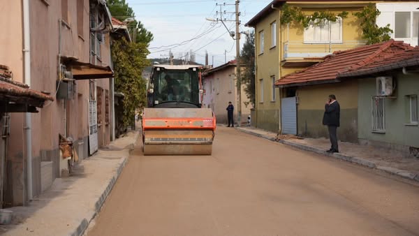 Sındırgı Belediyesi, ilçenin farklı bölgelerinde yürütülen altyapı ve üstyapı çalışmalarını