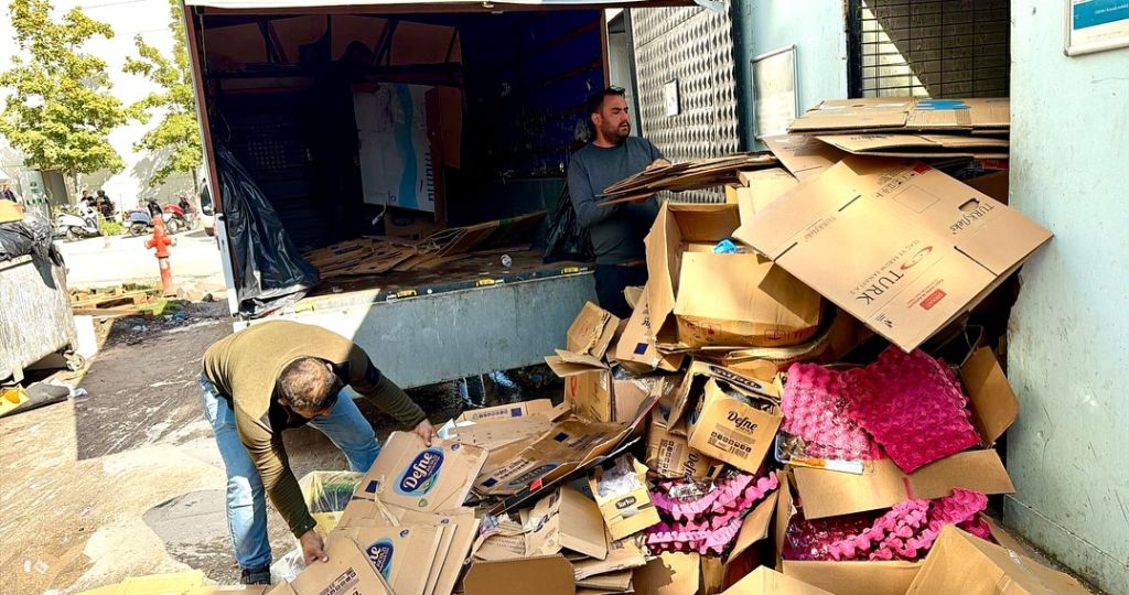 Altıeylül Belediyesi, çevre duyarlılığını ön planda tutarak geri dönüşüm çalışmalarını