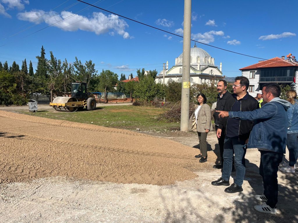 Sındırgı Belediyesi ekipleri, hafta sonu da yoğun tempoda çalışmalarını sürdürdü.