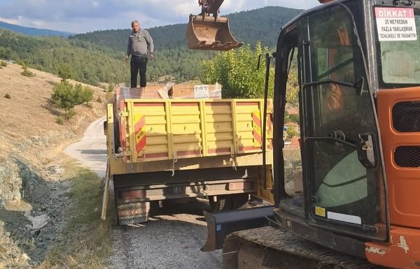 Bigadiç Belediyesi, kırsal mahallelerdeki altyapı ve malzeme ihtiyaçlarını karşılamak amacıyla