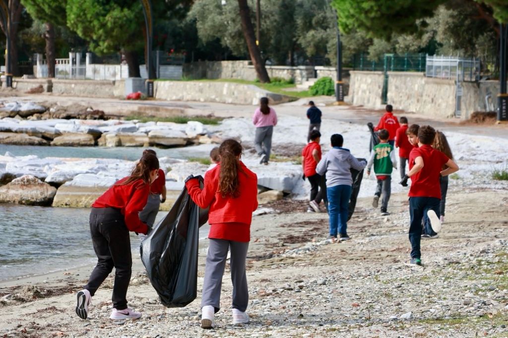 Marmara Adalar Belediyesi, Asmalı Köyü sahilinde düzenlediği çevre etkinliğiyle öğrencileri