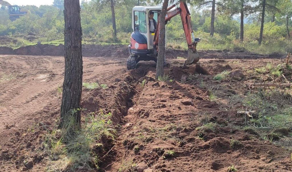 Bigadiç Belediye Başkanı Mustafa Göksel, yapımına başlanan hayvan barınağı projesinde