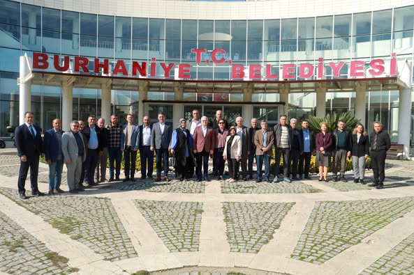 Burhaniye Belediye binasında gerçekleşen toplantıya, Belediye Başkan Yardımcıları Ayten Tuna,