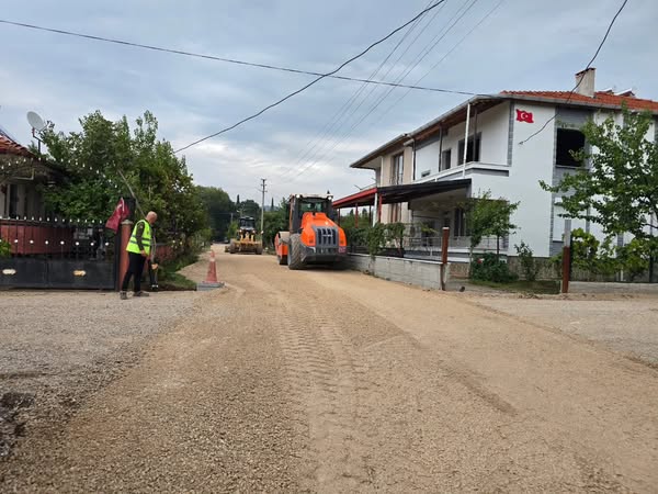 Sındırgı Belediye Başkanı Serkan Sak, ilçenin farklı noktalarında devam eden