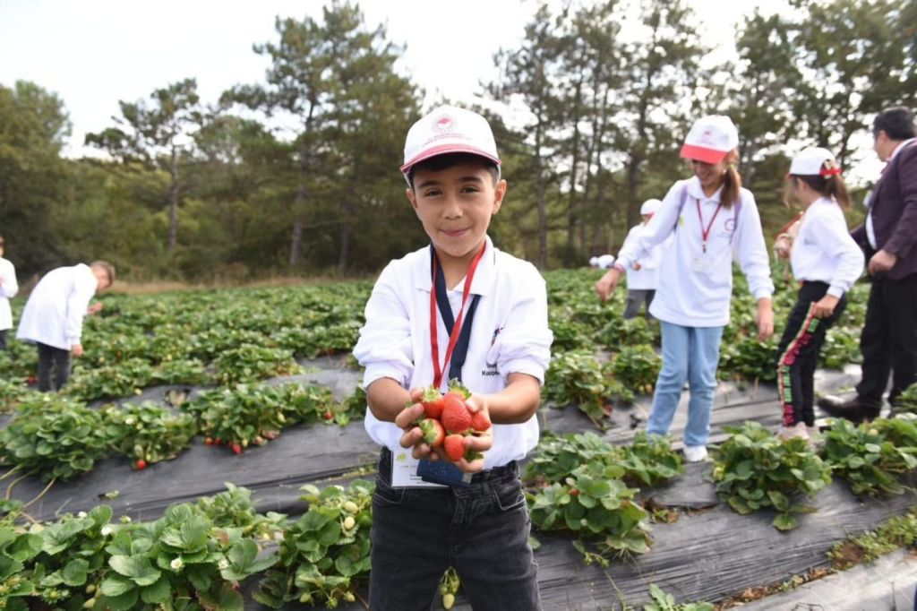 İvrindi’de minik öğrenciler, Lider Çocuk Tarım Kampı kapsamında kooperatifçilikle tanışarak