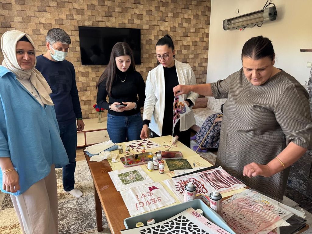 Dursunbey MYO öğrencileri, Sevgi Evi’nde yaşlı bireylerle keyifli etkinliklerde buluştu.
