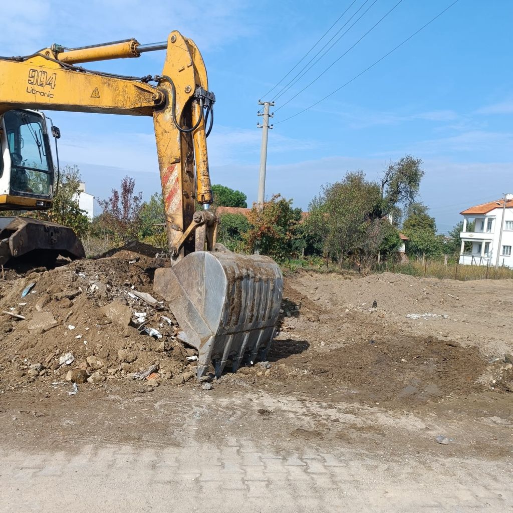 Bigadiç Belediyesi, Emek Mahallesi’nde yürüttüğü moloz ve hafriyat temizliği çalışmalarını