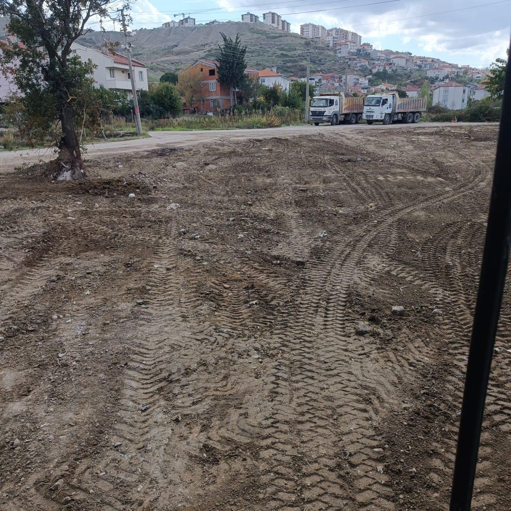 Bigadiç Belediyesi, çevre düzenleme çalışmaları kapsamında Emek Mahallesi’nde moloz ve