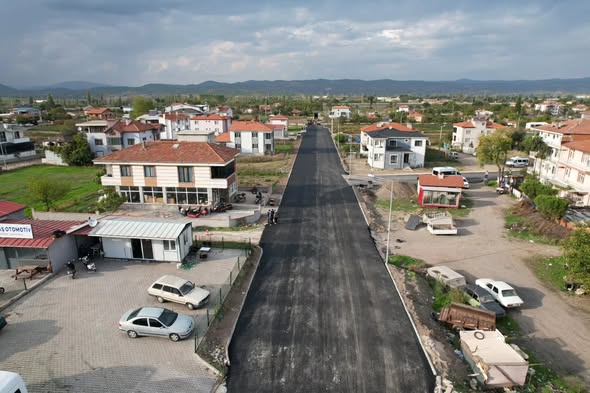 Sındırgı Belediyesi, ilçe genelinde başlattığı yol ve kaldırım düzenleme çalışmalarıyla