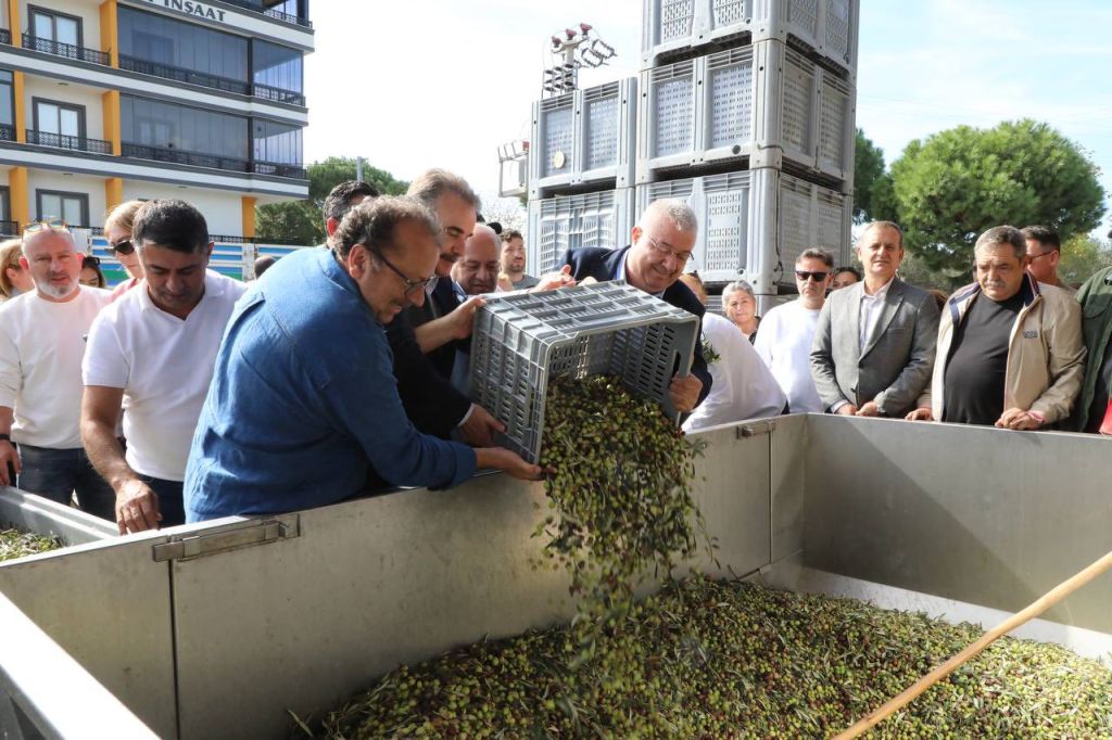 Edremit’te düzenlenen 2. Zeytinyağı Tadım Festivali’nin son gününde Varol Zeytincilik