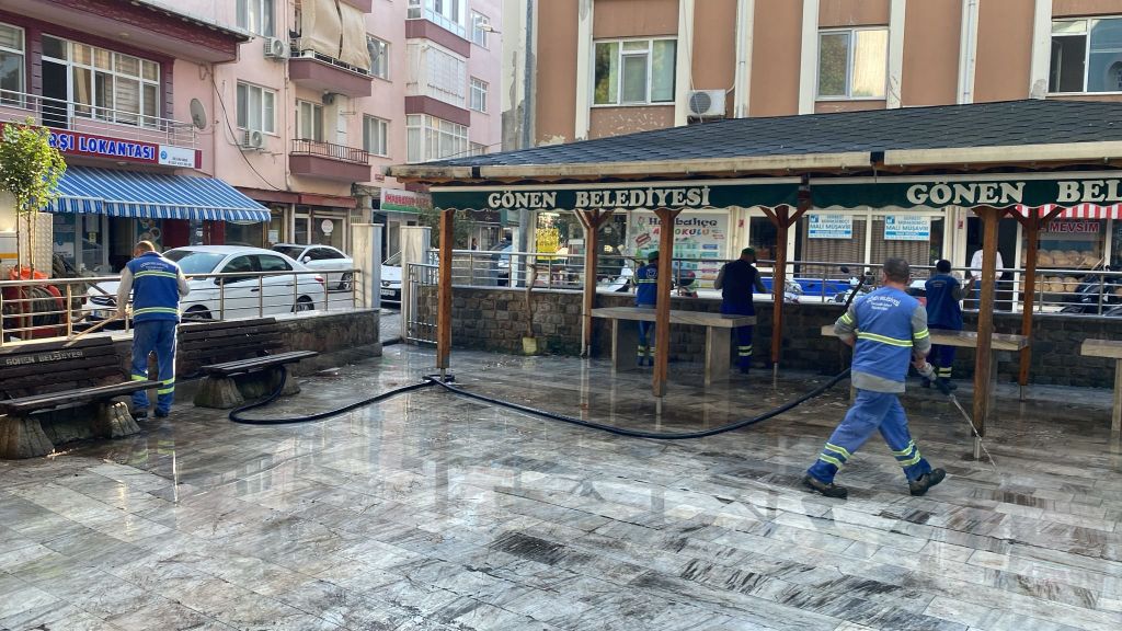 Gönen Belediyesi, Cuma namazı öncesi Çarşı Camii ve çevresinde kapsamlı