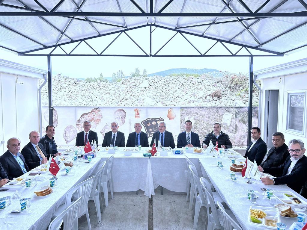 Erdek Belediye Başkanı Burhan Karışık, tarihi Kyzikos Antik Kenti’nin büyüleyici