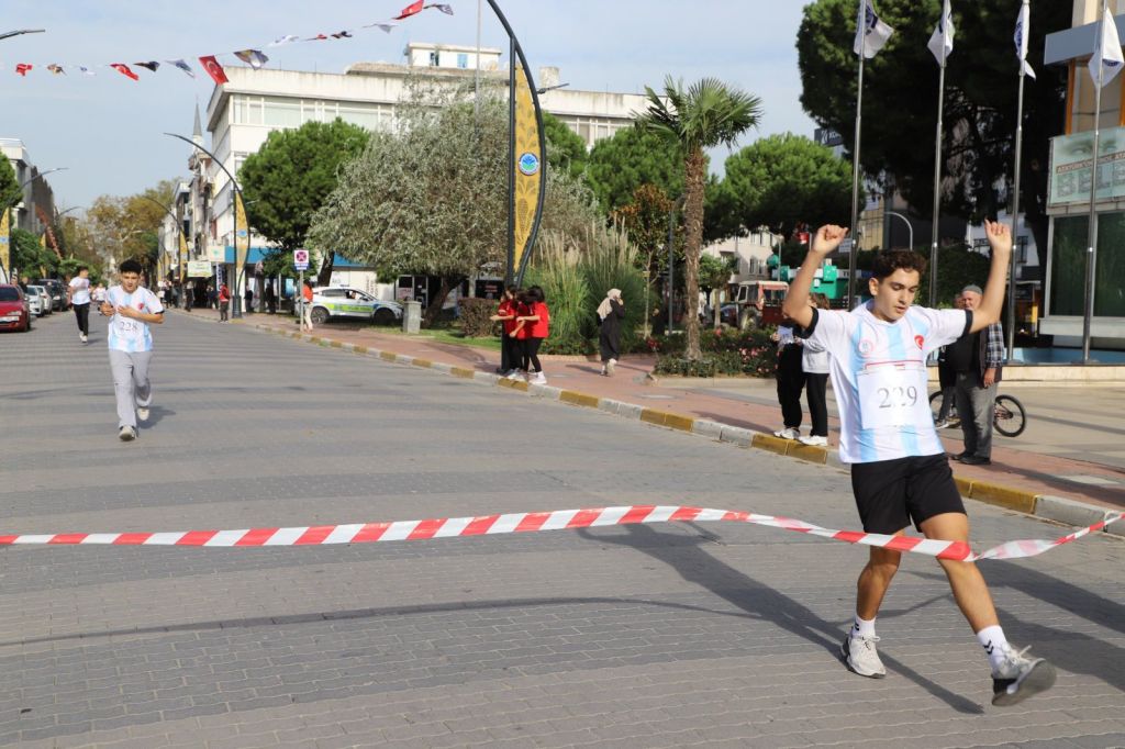 Gönen’de 29 Ekim Cumhuriyet Bayramı etkinlikleri kapsamında düzenlenen Cumhuriyet Koşusu,