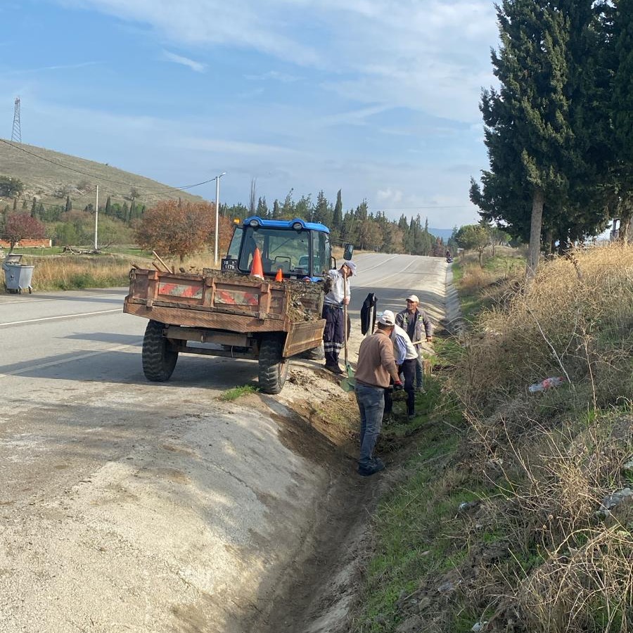 Balıkesir’in Bigadiç ilçesinde belediye ekipleri, ilçenin dört bir yanında temizlik