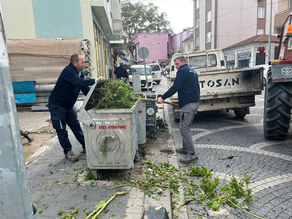 Kepsut Belediyesi ekipleri, ilçe genelinde altyapıdan peyzaja, temizlikten sosyal yardıma