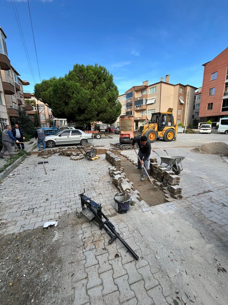 Gönen Belediyesi, ilçe genelinde başlattığı yol, altyapı ve temizlik çalışmalarını