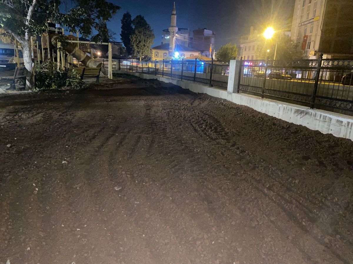 Balıkesir Karesi Belediyesi, ilçedeki yol ve dolgu çalışmalarına gece gündüz