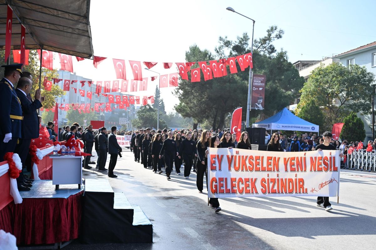 Balıkesir, 29 Ekim Cumhuriyet Bayramı’nı büyük bir coşkuyla kutladı. Tüm
