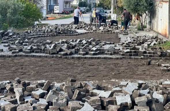 Bigadiç Belediyesi, ilçenin ulaşım altyapısını güçlendirmek amacıyla başlattığı yol düzenleme